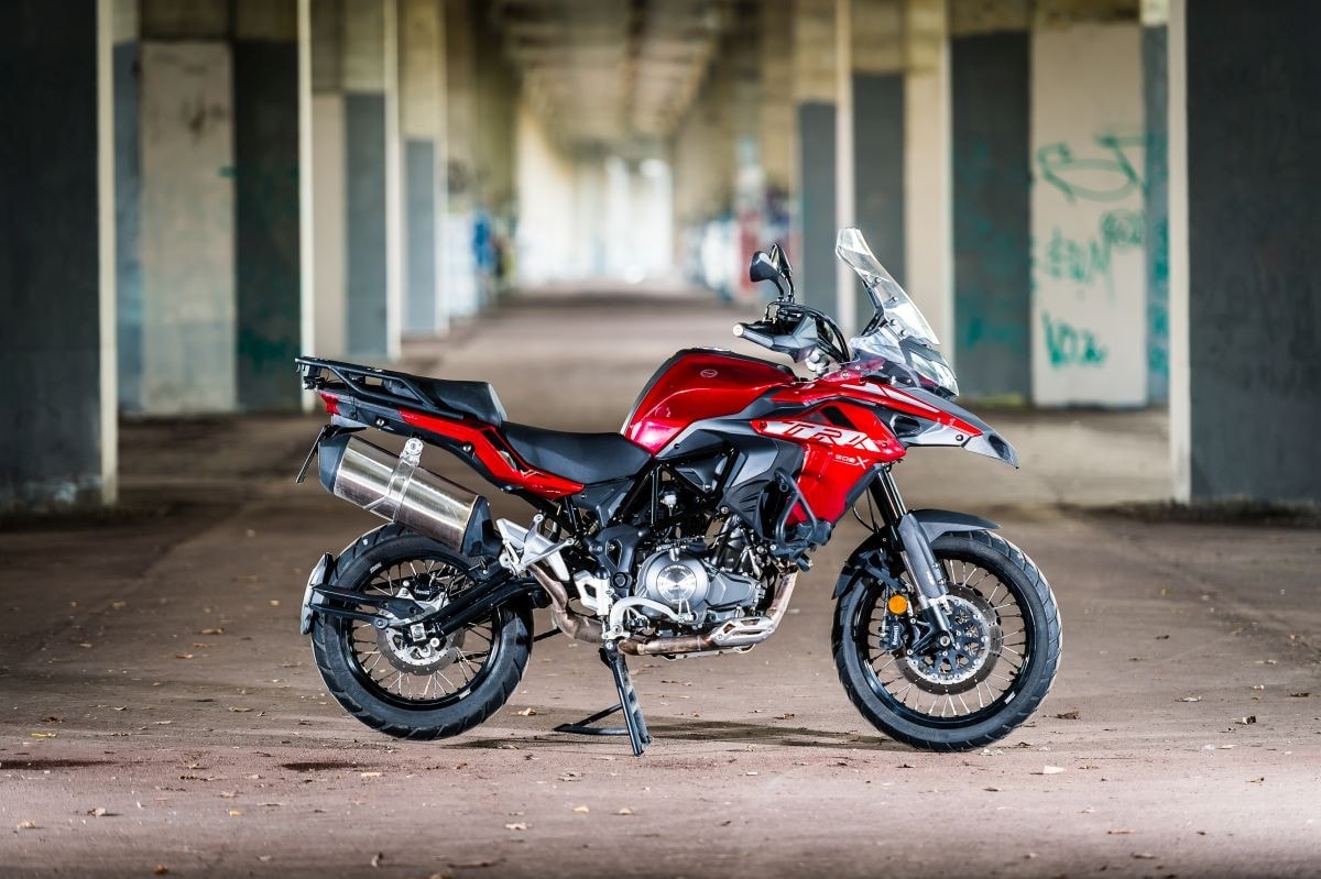 <div class='descrGalleryTitle'>BENELLI TRK 502</div><div class='descrGalleryText'><p>Il pubblico la ama, come testimoniano i dati di mercato che da anni ne fanno la moto più venduta alle spalle di BMW GS e Honda Africa Twin. Costa 6.190 euro, che è già un prezzo stracciato. E col passaggio all'Euro5 le "fine serie" saranno ancora più ambite.</p>
</div>