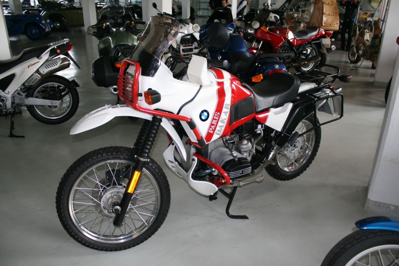 <div class='descrGalleryTitle'>BMW</div><div class='descrGalleryText'><p>Il BMW&nbsp;Welt, ossia la struttura con sviluppo elicoidale situata nella zona dell’Olympiapark&nbsp;a Monaco di Baviera, ospita il museo storico della Casa tedesca. In assenza di&nbsp;un vero e proprio tour virtuale, ci si può accontentare di questa gallery molto&nbsp;su Pinterest <b><u><a href="https://www.pinterest.com.au/MotorbikeWriter/bmw-classic-museum/">(clicca qui)&nbsp;</a></u></b></p>
</div>