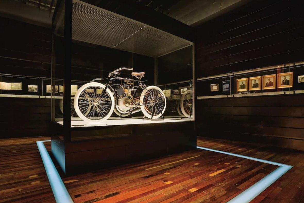 <div class='descrGalleryTitle'>HARLEY-DAVIDSON</div><div class='descrGalleryText'><p>A <b>Milwaukee </b>invece si trova il bellissimo museo <b>Harley-Davidson</b>. <b><u><a href="https://www.google.com/maps/@43.0317846,-87.916342,3a,75y,92.87h,90t/data=!3m7!1e1!3m5!1sAF1QipMEqffwP4GFUbOyP_9CSlKZbzo7rqWXYcS7ylMe!2e10!3e12!7i7000!8i3500">Cliccando qui</a> </u></b>è possibile entrare all’interno e scoprire la magia del&nbsp;&nbsp;mondo Harley-Davidson, una storia americana iniziata nel 1903 e che mantiene&nbsp;oggi intatto il suo fascino.</p>
</div>