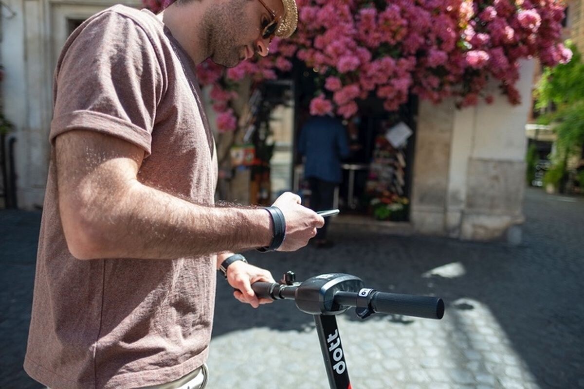 Monopattini in sharing: Dott arriva a Milano e Roma