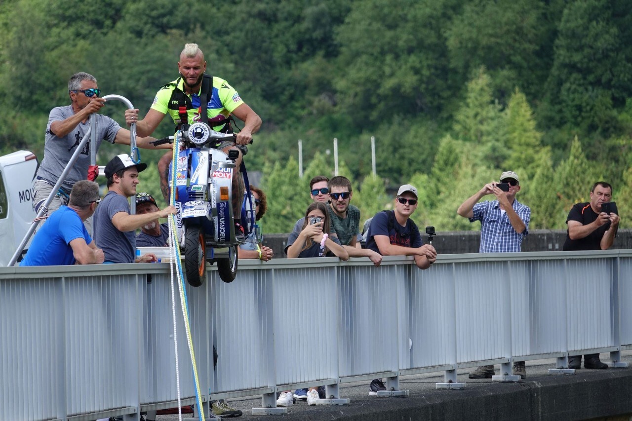 Un tuffo con la Vespa!