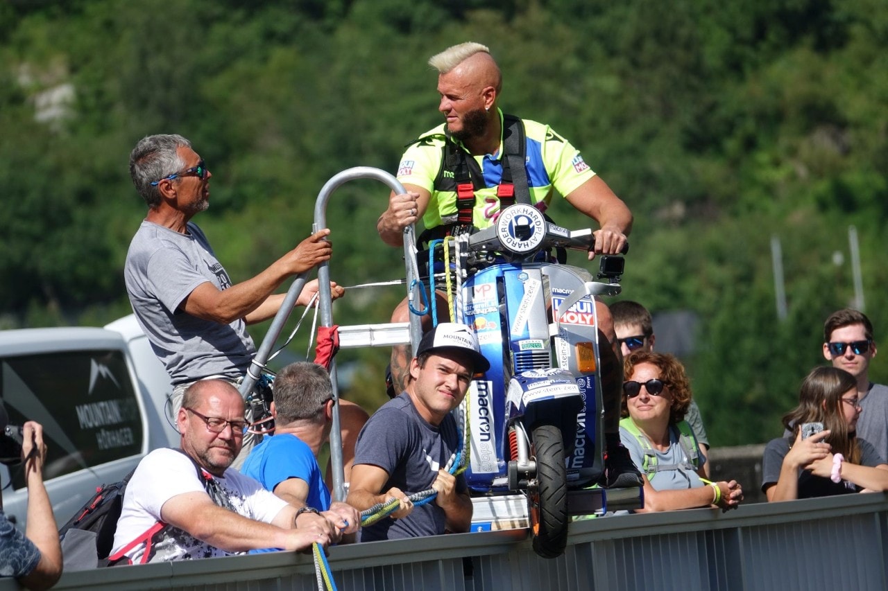 Un tuffo con la Vespa!