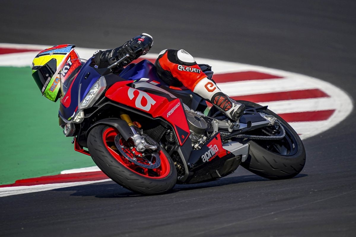 I piloti Aprilia MotoGP in pista con la RS 660