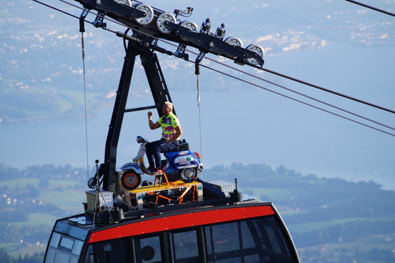 In Vespa (sul tetto) della funivia! 