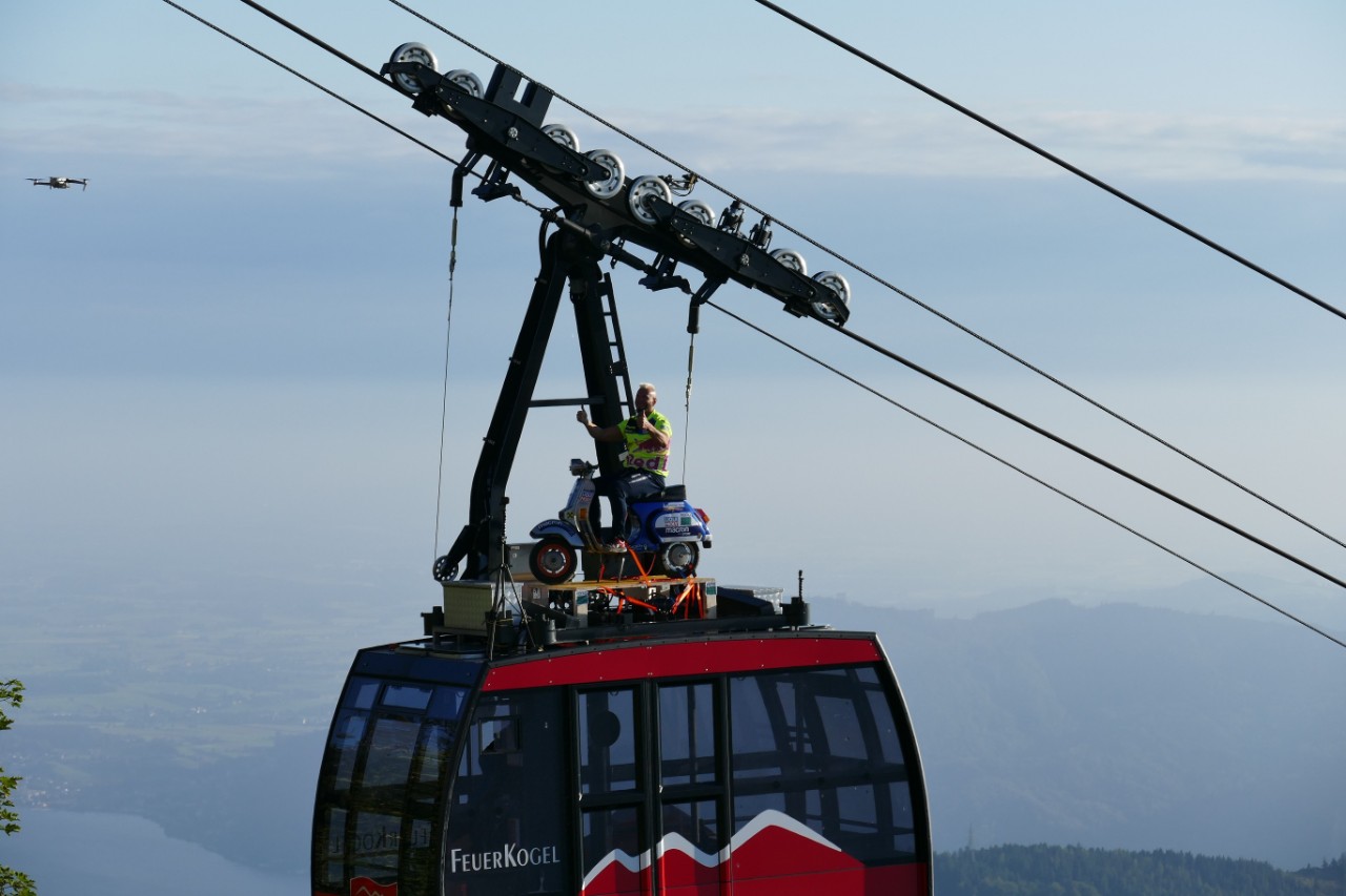In Vespa (sul tetto) della funivia! 