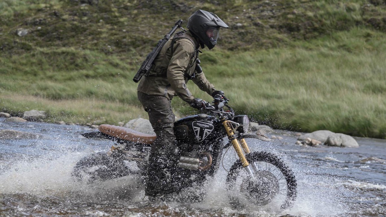 No Time To Die, con la Triumph Scrambler e i salti di Paul Edmonson