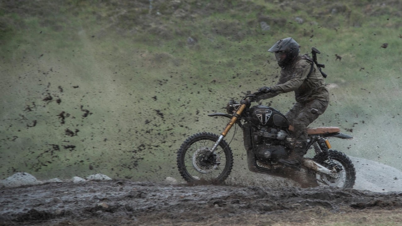 No Time To Die, con la Triumph Scrambler e i salti di Paul Edmonson