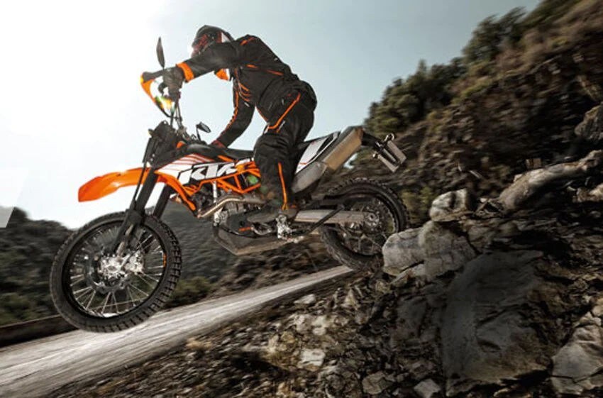 <div class='descrGalleryTitle'> L'anno del targhino</div><div class='descrGalleryText'><p>Tra le migliori <b><u><a href="https://www.dueruote.it/news/attualita/2021/10/29/dl-trasporti-luci-e-ombre-per-le-due-ruote-nel-codice-della-strada.html">notizie a livello normativo e burocratico</a></u></b>, c'è da ricordare la recente legittimazione del targhino sostitutivo, che dallo scorso novembre può essere utilizzato sulle moto da Enduro nel corso delle competizioni. Una piccola battaglia di civiltà del nostro settore, ingaggiata anni fa, è stata finalmente portata a casa.</p>
</div>