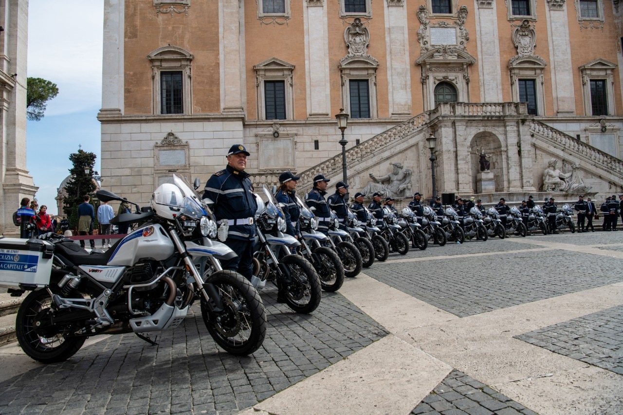 (100) Moto Guzzi V85 TT per la Polizia Locale di Roma 