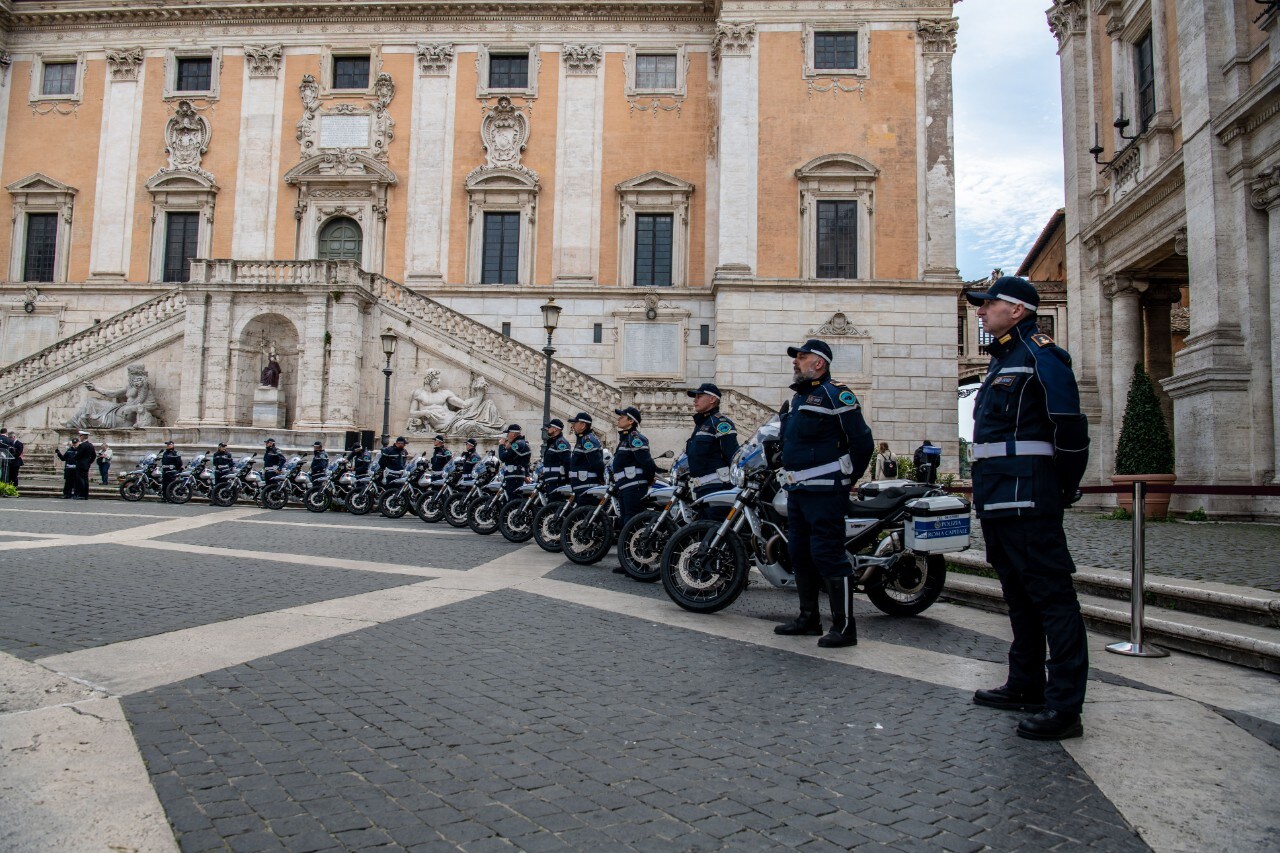 (100) Moto Guzzi V85 TT per la Polizia Locale di Roma 