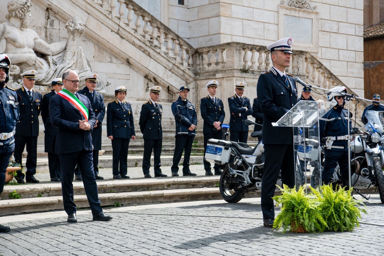 (100) Moto Guzzi V85 TT per la Polizia Locale di Roma 