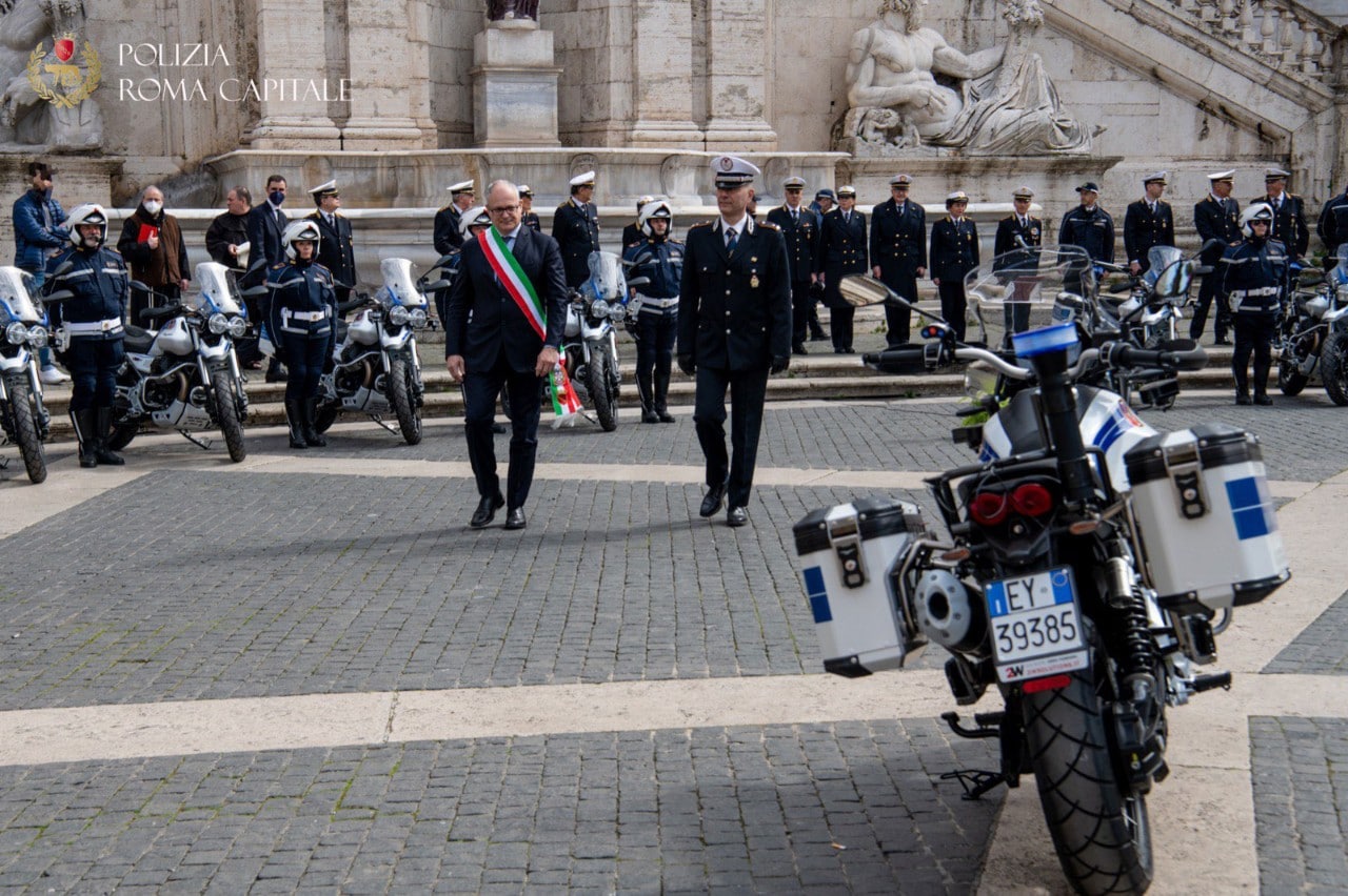 (100) Moto Guzzi V85 TT per la Polizia Locale di Roma 