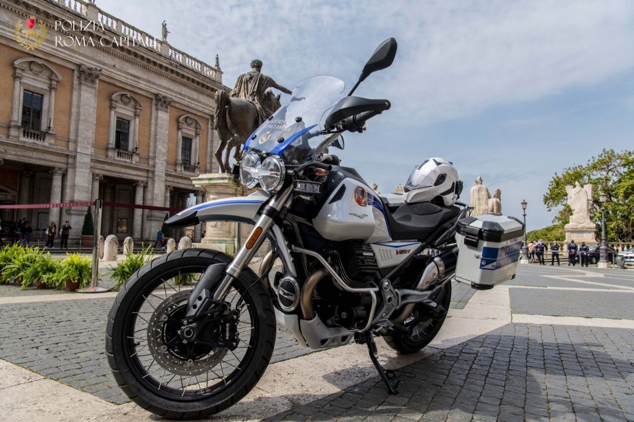 (100) Moto Guzzi V85 TT per la Polizia Locale di Roma 