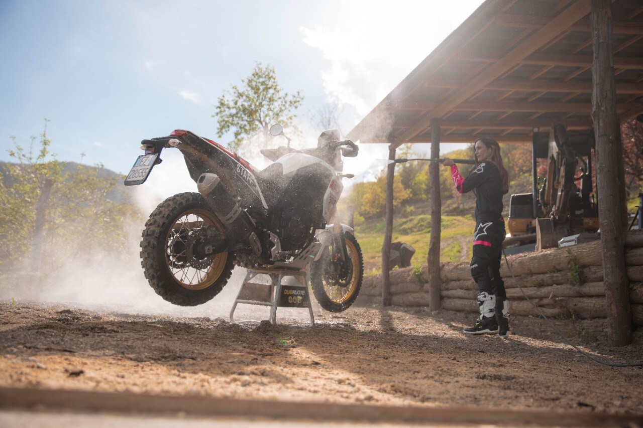 THE CHALLENGE - Una donna, una sfida: correre un rally in moto