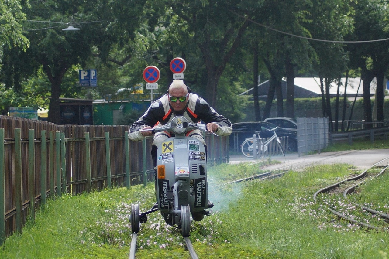 Günter Schachermayr in Vespa sulle rotaie per il record