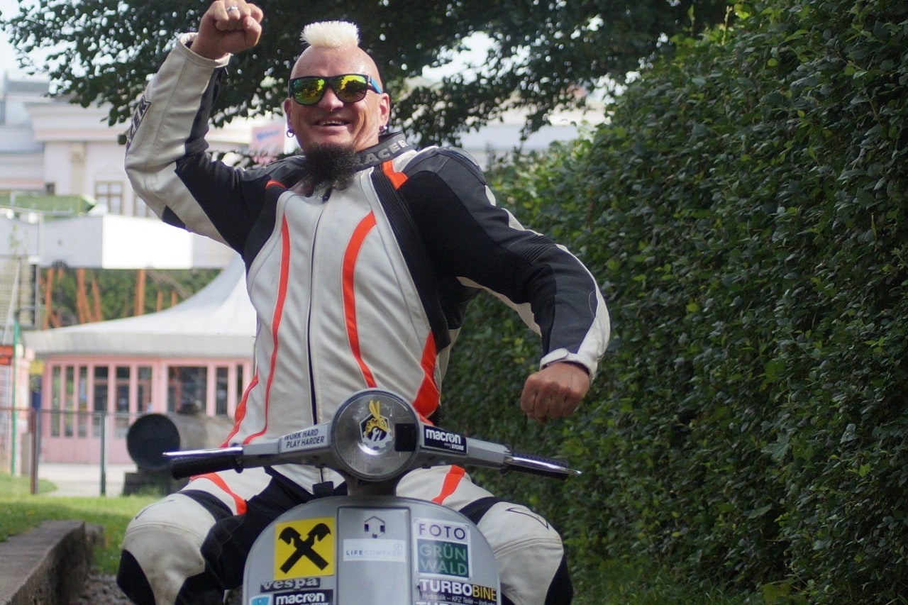 Günter Schachermayr in Vespa sulle rotaie per il record