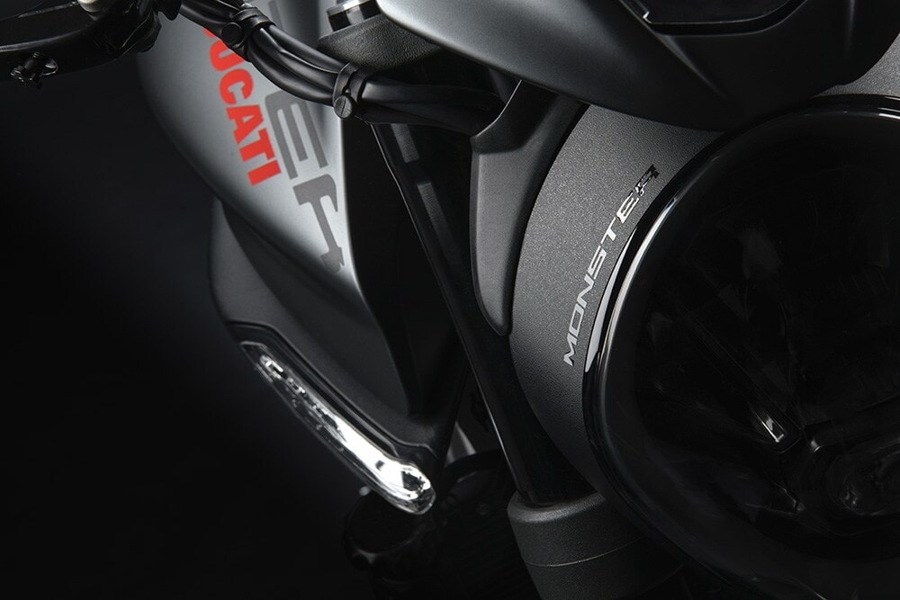 <div class='descrGalleryTitle'>DUCATI MONSTER 125</div><div class='descrGalleryText'><p>Una <b>Ducati Monster 125</b>, l'arma di distruzione finale per conquistare orde di nuovi motociclisti, sedicenni in cerca di brividi su due ruote, desiderosi di un mezzo che li conquisti a colpi di stile e cavalli. Un sogno impossibile, diranno in molti. Anche perché gli attuali 11 kW di potenza hanno strozzato un segmento di mercato fino a una ventina d'anni fa fiorente. Di sicuro non la vedremo allo stand della Casa di Borgo Panigale, ma una sorpresa del genere non potrebbe che riempirci il cuore di gioia.</p>
</div>