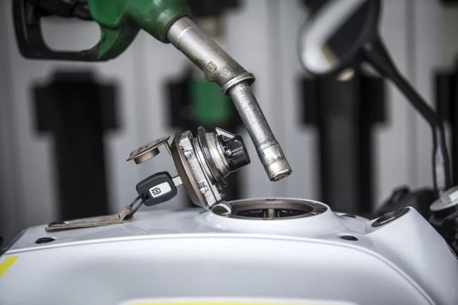 <div class='descrGalleryTitle'>LA BENZINA PIU' CARA DEL MONDO</div><div class='descrGalleryText'><p>Era lo scorso marzo, la Russia apriva le ostilità contro l'Ucraina, il mondo teneva il fiato sospeso e i costi di energia e materie prime schizzano alle stelle. <b><u><a href="https://www.dueruote.it/news/attualita/2022/03/17/caro-benzina-il-bello-deve-ancora-arrivare.html">In Italia la benzina va fuori controllo</a></u></b>, con il prezzo della verde che tocca i 2,2 euro al litro in alcuni casi. E il governo Draghi corre ai ripari col taglio delle accise: per tutto l'anno i prezzi sono stati calmierati di 30 centesimi al litro, poi calati a 15 con l'esecutito Meloni, che sta facendo i conti col caro-energia. L'inflazione, insomma, ci farà compagnia ancora a lungo.&nbsp;</p>
</div>