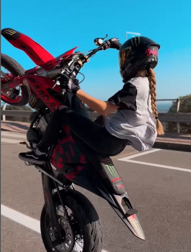 Maleducazione 2.0: la pilota-influencer impenna contromano a Cagliari, invade la spiaggia e posta tutto sui social 