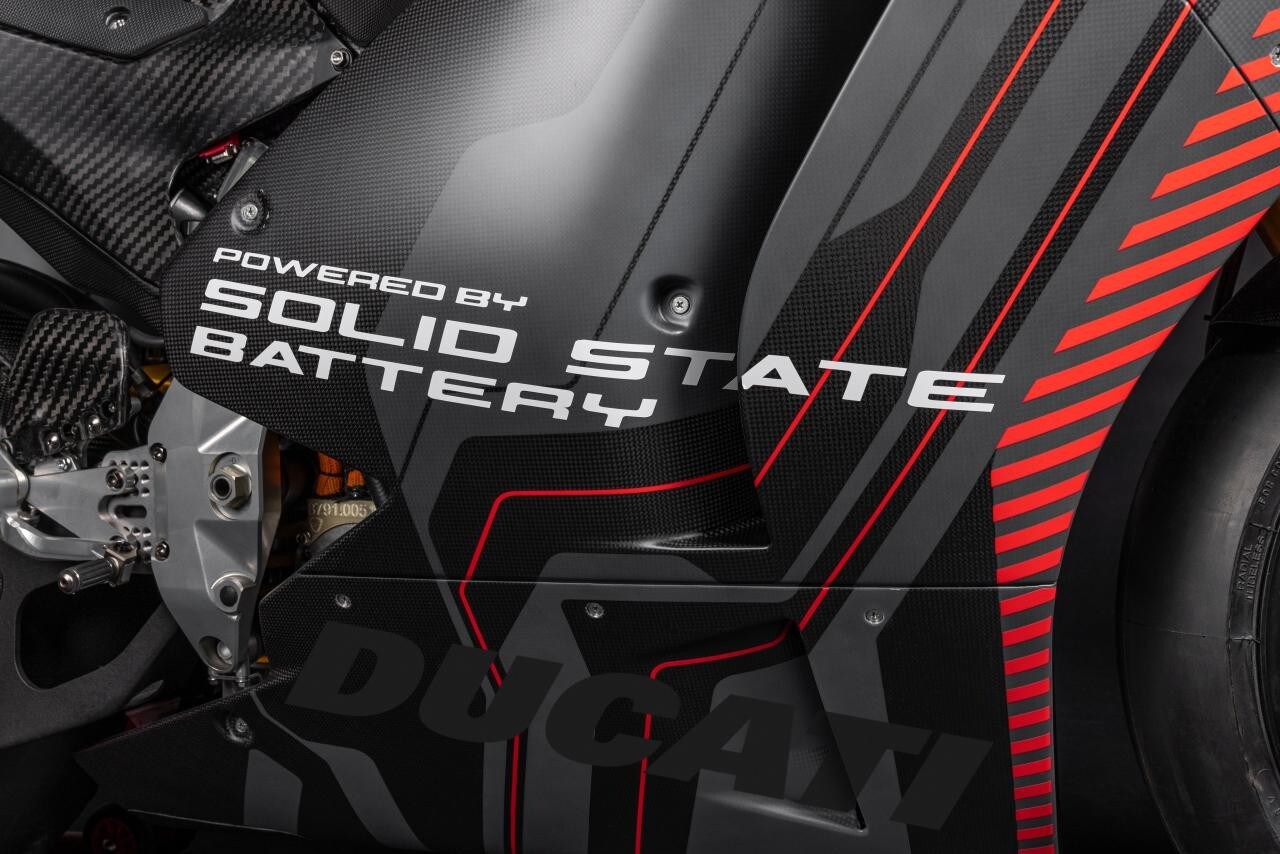 Ducati fa un salto nel futuro: è la prima moto equipaggiata con le batterie a stato solido