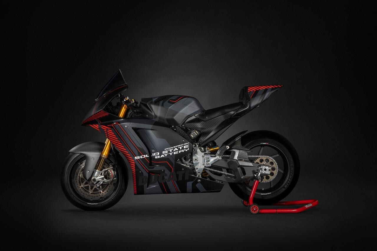 Ducati fa un salto nel futuro: è la prima moto equipaggiata con le batterie a stato solido