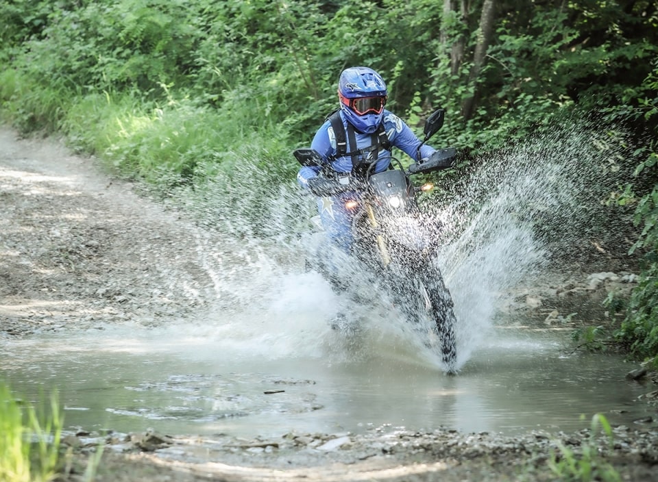 Pensavo di saper guidare. Poi ho messo le ruote fuori dall’asfalto con la Suzuki DR-Z Off-Road Academy