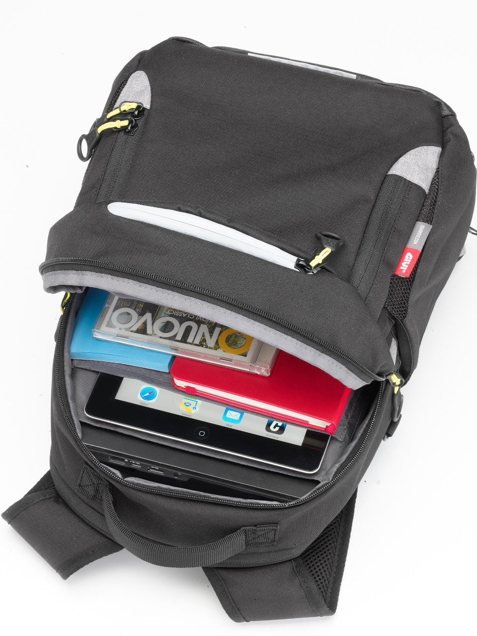 <div class='descrGalleryTitle'>GIVI EA124 - ZAINETTO MULTITASCA ESTENSIBILE</div><div class='descrGalleryText'><p>Utilizzandolo s’ intuisce che è stato realizzato da chi, in moto, ci va. Il materiale esterno è Poliestere 600D W/R, la capacità totale interna è di15 litri. Le caratteristiche: cinghie regolabili al petto + altre regolabili alla vita, estraibili dal vano schiena. &nbsp;Maniglia per il trasporto a mano, base antiscivolo, Vano principale dotato di cerniera con predisposizione per alloggio di computer/tablet, tasca porta occhiali con zip nella parte superiore, copertina antipioggia che diventa porta casco. Due tasche laterali porta bottiglia con sistema di drenaggio liquidi. Schienale e spallacci imbottiti per un maggiore comfort.</p>
<p><b>PREZZO AL PUBBLICO: 65,00 euro</b></p>
</div>