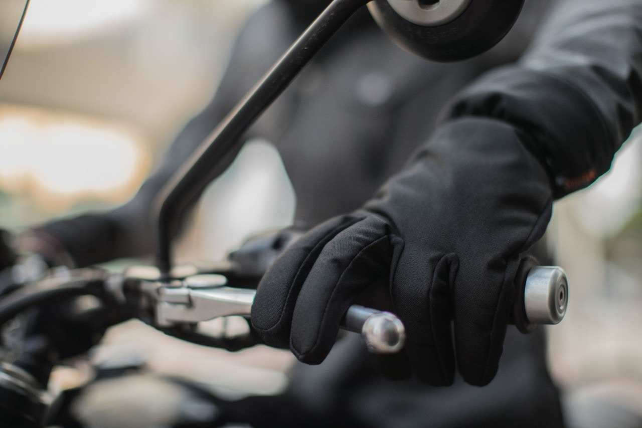 <div class='descrGalleryTitle'>HEVIK URSUS HG203 - GUANTI INVERNALI</div><div class='descrGalleryText'><p>Guanto lungo invernale. Grazie alla membrana interna impermeabile e antivento, garantisce comfort estremo per ogni spostamento su due ruote. Protezione dal freddo assicurata dall’imbottitura termica in micropile. Palmo con tecnologia antisdrucciolo, dorso in microfibra caratterizzato da materiale scuro riflettente. Materiali: 55% poliestere, 45% clarino.</p>
<p><b>PREZZO AL PUBBLICO: 25,00 euro</b></p>
</div>