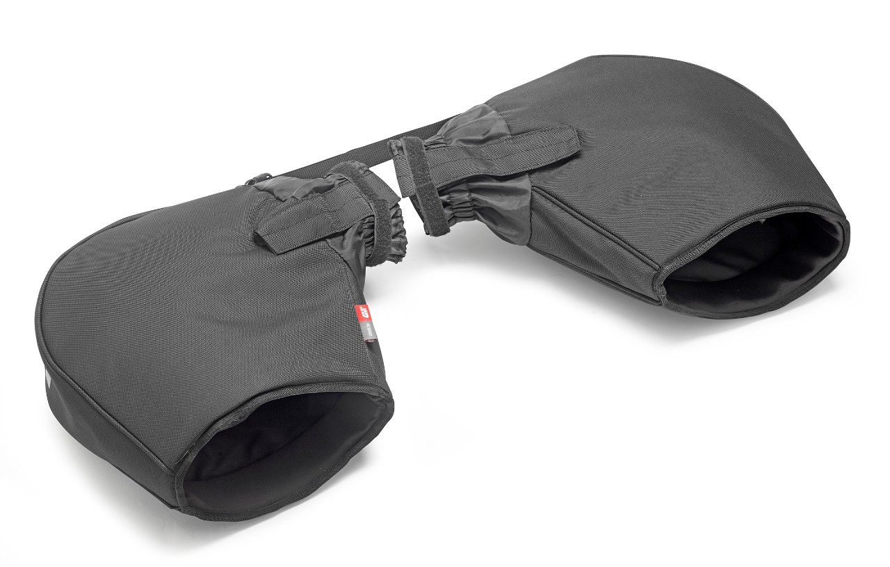 <div class='descrGalleryTitle'>GIVI TM421 - MUFFOLE PER MOTO DOTATE DI PARAMANI</div><div class='descrGalleryText'><p>Prodotti in Polyestere 1200D anti UV, presentano una calda un’imbottitura PE. Dotazioni:&nbsp;cinghia di sicurezza per fissare tra loro le moffole destra/sinistra tramite clips a sgancio rapido, inserto rigido per mantenere l’apertura del polso, due punti di fissaggio al manubrio per ogni muffola: tramite l’utilizzo di cinghie straps e tendina con elastico e con l’utilizzo di cinghie straps (per assicurare la posizione).</p>
<p><b>PREZZO AL PUBBLICO: 55,00 euro</b></p>
</div>