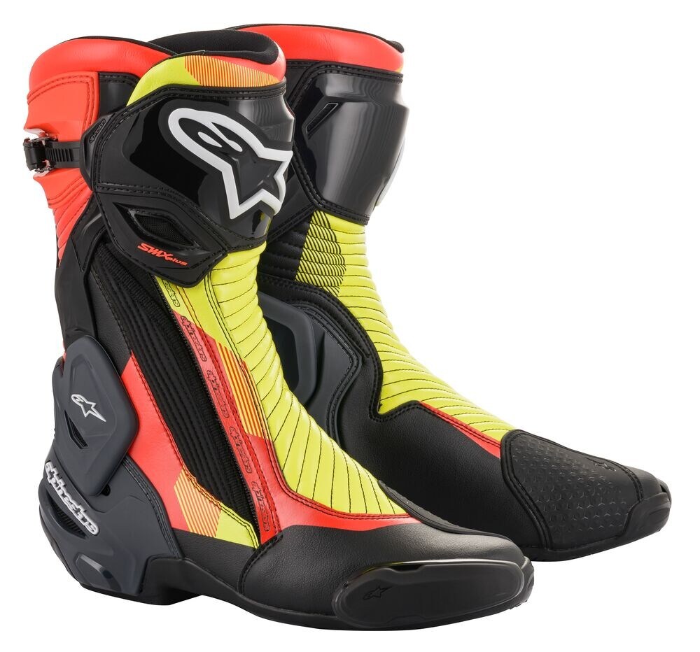 <div class='descrGalleryTitle'>Stivali SMX Plus V2</div><div class='descrGalleryText'><p>Sono i nuovi stivali sportivi da pista di Alpinestars, coin chiusura a stretch e cinturino con regolazione micrometrica (taglie dalla 36 alla 48). Prezzo <b>349,95 euro</b>.</p>
</div>
