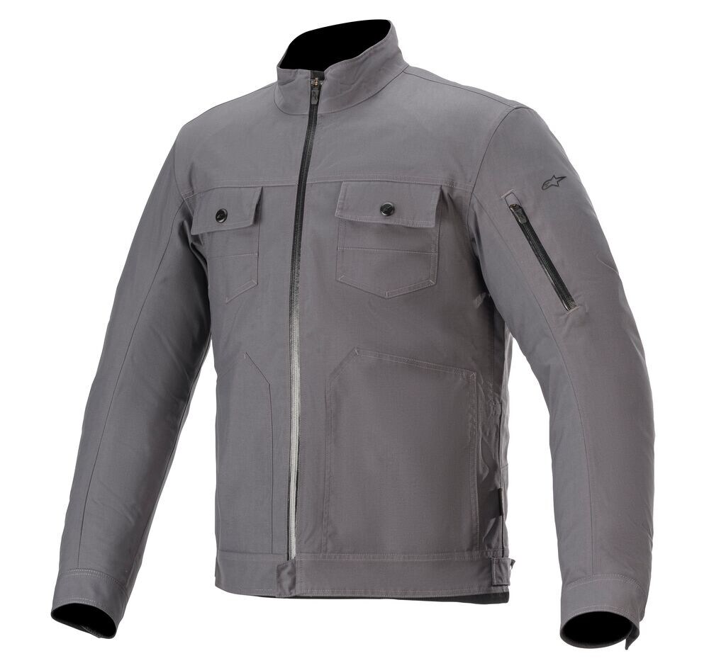 <div class='descrGalleryTitle'>Giacca Solano</div><div class='descrGalleryText'><p>Dedicata ai motociclisti urban, la giacca Solano (taglie S-4XL) è impermeabile, realizzata in tessuto spalmato ed è dotata di sette tasche. Prezzo <b>219,95 euro</b>.</p>
</div>