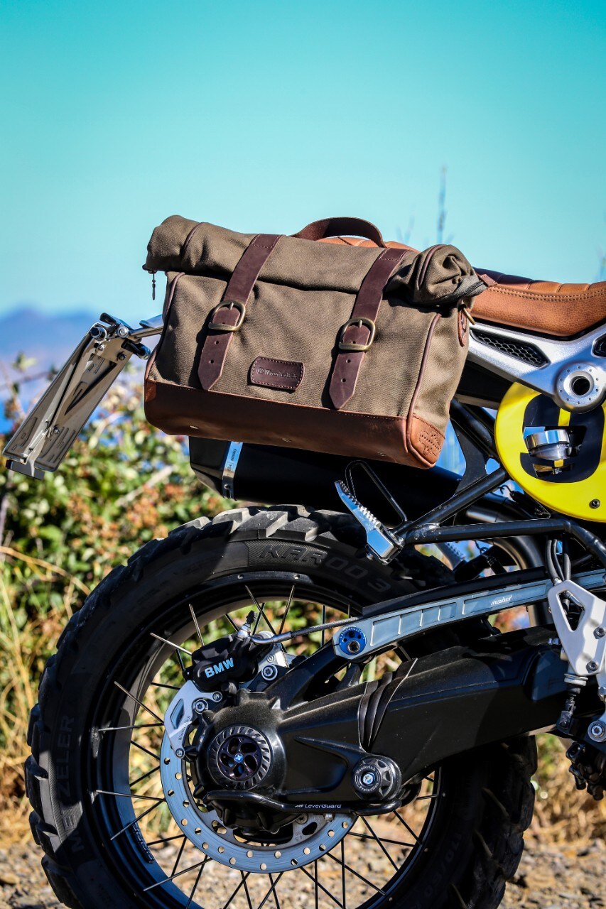 <div class='descrGalleryTitle'>BORSA LATERALE</div><div class='descrGalleryText'><p>Realizzata in cotone cerato, dotata di cerniera e cinghie di cuoio, le borse Mammut (in doppia colorazione) hanno una capienza di 9,5 litri. Ogni borsa costa&nbsp;204,94 euro, cui vanno aggiunti&nbsp;61,41 euro per il supporto di montaggio.</p>
</div>