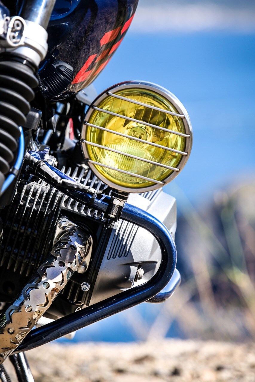 <div class='descrGalleryTitle'>FARO SUPPLEMENTARE</div><div class='descrGalleryText'><p>Il faro supplementare SixDays di Wunderlich montato sul paracilindri della BMW R nineT offre un’illuminazione di gran lunga superiore a quella standard ed è assolutamente bellissimo da vedere. Prezzo: <b>275,78 euro</b>.</p>
</div>