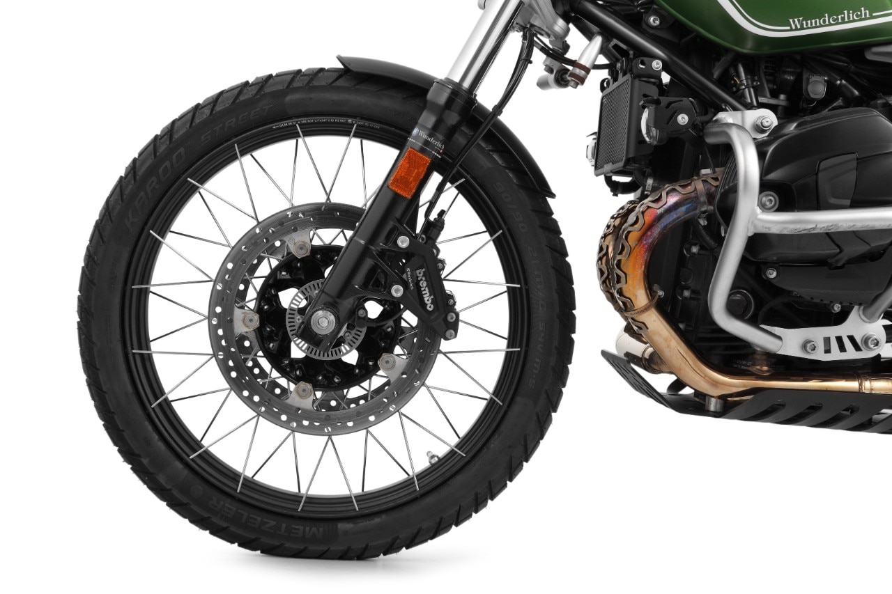 <div class='descrGalleryTitle'>RUOTA ANTERIORE DA 21"</div><div class='descrGalleryText'><p>Per usare la BMW R NineT in off-road, al posto della ruota anteriore originale da 19 pollici è necessario un 21". Nel kit, oltre alla ruota a raggi incrociati da 21 pollici (che consente l’utilizzo di pneumatici&nbsp;tubeless), il kit Wunderlich comprende la corona con ABS (appositamente sviluppata per&nbsp;l’impianto frenante con ABS già previsto di serie) e il parafango Six Days. Prezzo:&nbsp;1393,26 euro.</p>
</div>
