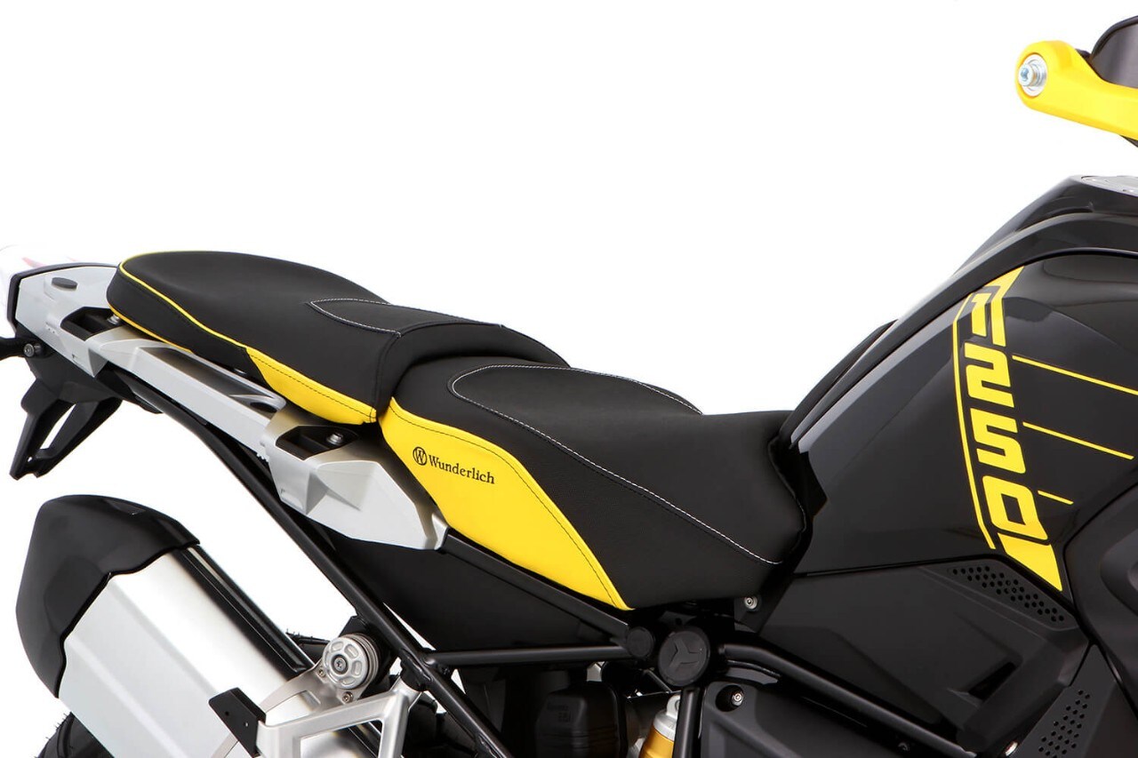 <div class='descrGalleryTitle'>Sella conducente AKTIVKOMFORT gialla </div><div class='descrGalleryText'><p>La Sella per conducente AKTIVKOMFORT (Art. n. 42720-409) realizzata da Wunderlich per l’EDITION 40 years GS è di colore nero/giallo e risulta perfettamente integrata al design della moto. Vanta una caratteristica bordatura ergonomica 3D che consente al conducente di “integrarsi perfettamente alla moto”. Forma e inclinazione della sella (con struttura progressiva a due strati) promuovono una postura della schiena comoda e naturale, garantendo una guida rilassata e sicura.</p>
<p>Grazie al rivestimento ThermoPro, la temperatura di questa sella sotto il sole estivo può risultare anche di 25 gradi più bassa rispetto alle selle rivestite con i comuni materiali non trattati. Inoltre, è disponibile anche la sella passeggero abbinata. Come accade su tutte le selle AKTIVKOMFORT, il peso del motociclista - uniformemente distribuito su una superficie ampia - scongiura la deformazione dell’imbottitura. Altro aspetto importante è la forma concava che impedisce che si eserciti pressione sul coccige, oltre ad evitare che il passeggero scivoli in avanti in fase di frenata. </p>
<p>Caratteristiche<br>
La sensazione di guida rilassata e attiva va a beneficio della sicurezza passiva<br>
La bordatura ergonomica 3D promuove la postura naturale del bacino e una posizione confortevole delle gambe durante la guida e le soste<br>
La struttura progressiva a due strati con strato superiore morbido e strato interno più sodo garantisce comfort, perché la sella non si deforma<br>
La pressione viene distribuita su una superficie più ampia, il che porta a una distribuzione del peso sensibilmente migliore e a una più bassa sollecitazione<br>
Forma concava per non sollecitare il coccige<br>
Più comfort con ThermoPro: sotto il sole estivo, la temperatura di questa sella può arrivare a essere 25°C più bassa rispetto a quella delle selle rivestite con materiali comuni<br>
Eleganti cuciture “Cut”<br>
Logo Wunderlich cucito<br>
Made in Germany</p>
<p>Specifiche tecniche<br>
Rivestimento con materiale ThermoPro<br>
Materiale antisudore, antiscivolo e con bande in Alcantara, eleganti cuciture Cut<br>
Cuciture incollate e termosaldate ad aria bollente con moderne macchine PFAFF per una impermeabilità al 100%<br>
Materiale guscio della sella: Guscio di base “RoburC” estremamente resistente <br>
Nucleo della sella con struttura progressiva a due strati <br>
- 20 mm per R 1250 GS Adventure e R 1200 GS LC Adventure</p>
<p>Particolarità<br>
Prodotto premium Wunderlich, fatto a mano<br>
Prodotto di design Wunderlich: integrato e funzionale<br>
Made in Germany<br>
5 anni di garanzia</p>
<p>Prodotto compatibile con BMW R1250GS e R1250GS Adventure, BMW R1200GS dal 2013 in avanti e R1200GS ADV dal 2014 in avanti.</p>
<p>Prezzo: la Sella per conducente AKTIVKOMFORT (Art. n. 42720-409) Edition 40 Years GS by Wunderlich è in vendita al prezzo di 409,06 euro (IVA inclusa)</p>
</div>