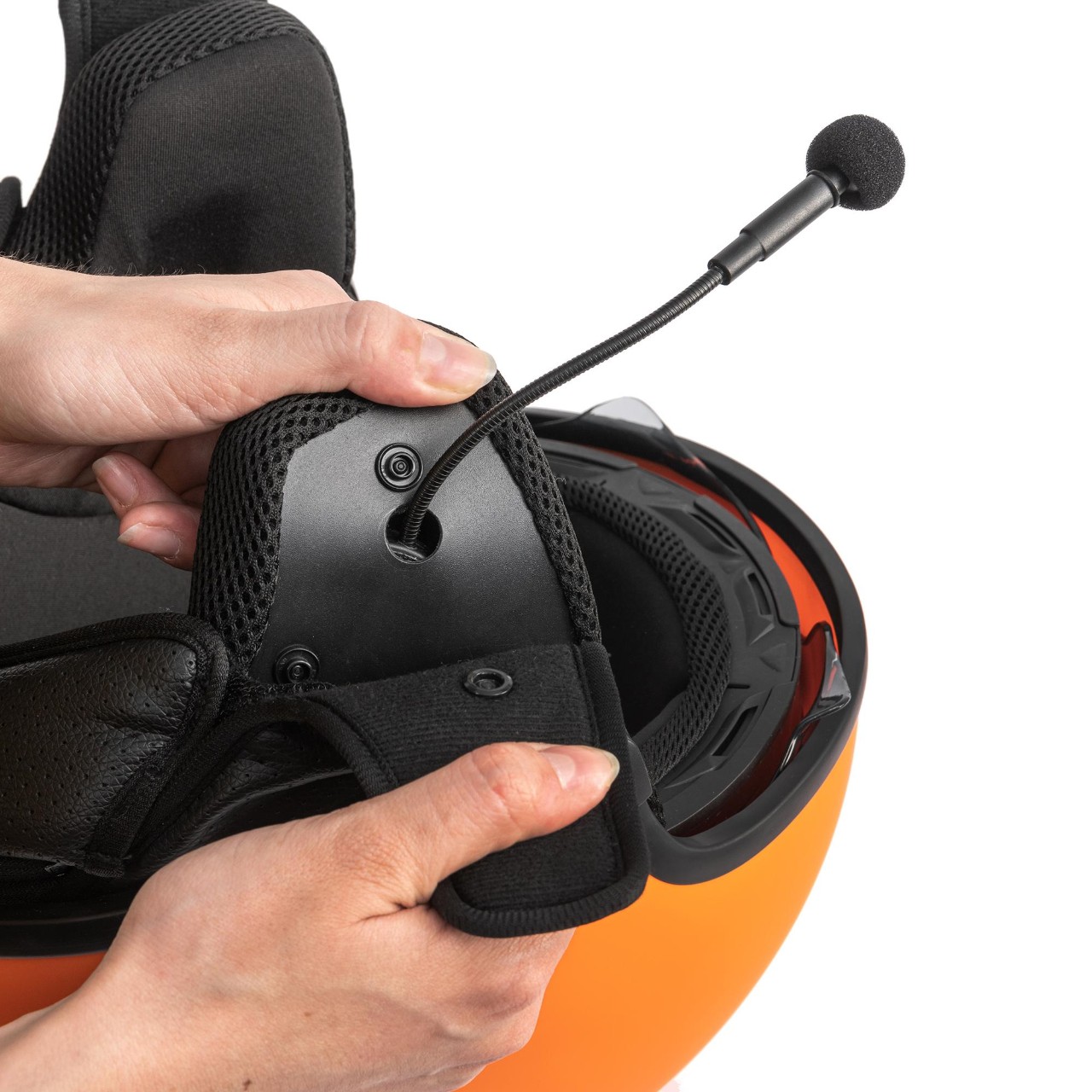 <div class='descrGalleryTitle'>AURICOLARE BLUETU</div><div class='descrGalleryText'><p>A grande richiesta entra nel catalogo TUCANO URBANO anche BLUETU (<b>79,90 €</b>), un dispositivo auricolare Bluetooth per gestire anche in moto le proprie telefonate o ascoltare la radio e la musica in modalità wireless. La grande novità è BLUETU (<b>99,00 €</b>) integrato all’interno delle guancette dei caschi EL’JETTIN, EL’FRESH e EL’METTIN; basta staccare le guancette di serie, montare quelle contenenti il BLUETU e il gioco è fatto. </p>
</div>