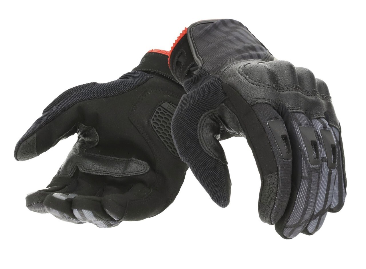 <div class='descrGalleryTitle'>GUANTO STACCA</div><div class='descrGalleryText'><p>Nell’ampia gamma GUANTI, approda STACCA (<b>54,90 €</b>), modello touch screen, certificato moto CE che già dal nome evoca il suo marcato carattere sportivo. Lo spirito dinamico è ben evidenziato dal paranocche rigido omologato, rivestito in poliuretano derma–touch, oltre che dalla patch antiabrasione in poliuretano sul palmo e dalle stampe siliconiche sulle dita per aumentare il grip. A protezione del palmo - il primo a toccare il suolo in caso di caduta - è stato applicato un inserto flessibile in gomma antiabrasione micro–iniettata.</p>
</div>