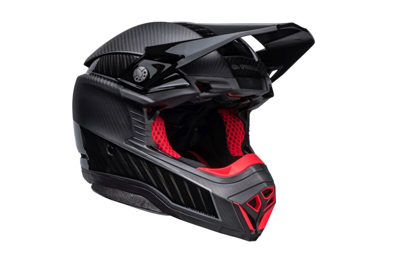<div class='descrGalleryText'><p>Il&nbsp;<b>Moto 10</b>&nbsp;è il casco che rappresenta l'evoluzione di Bell nel settore dell'off-road, ossia nella disciplina dove l'azienda americana è abbondantemente rappresentata da decine di piloti di primissimo piano.</p>
<p>Degna evoluzione del Moto 9 Flex, il Bell Moto 10 è un casco con calotta esterna in carbonio che ha dalla sua la tecnologia Spherical, sviluppata da Bell e Mips per minimizzare la pericolosissima <b><u><a href="https://www.dueruote.it/guide/accessori/2020/01/23/caschi-test-omologazione-ece-22-06.html">accelerazione rotazionale</a></u></b>.</p>
</div>