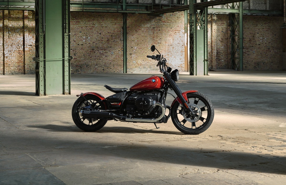 Nuovi silenziatori posteriori Akrapovič per BMW R 18