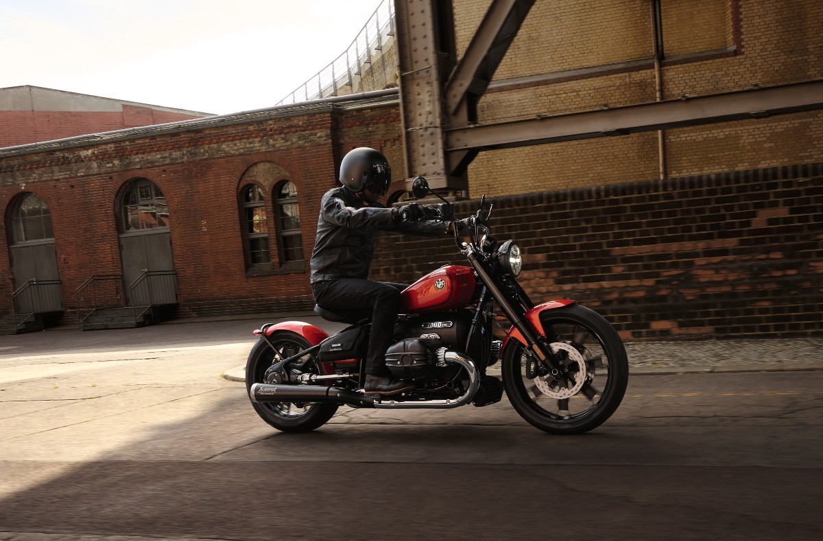 Nuovi silenziatori posteriori Akrapovič per BMW R 18