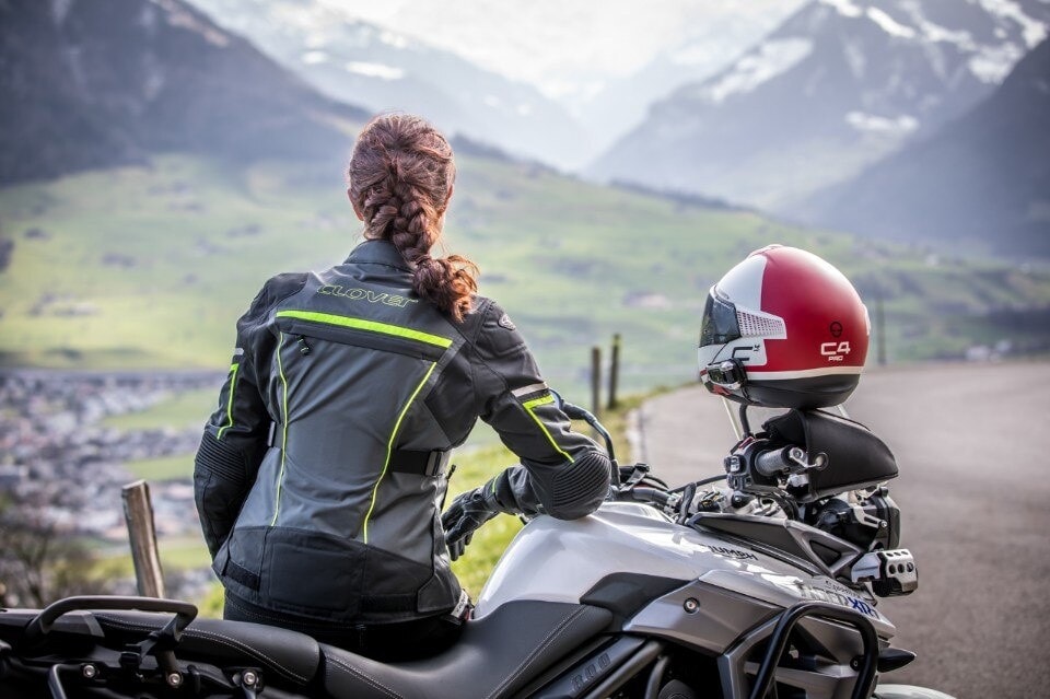 Giacca da moto: meglio in pelle o in tessuto?