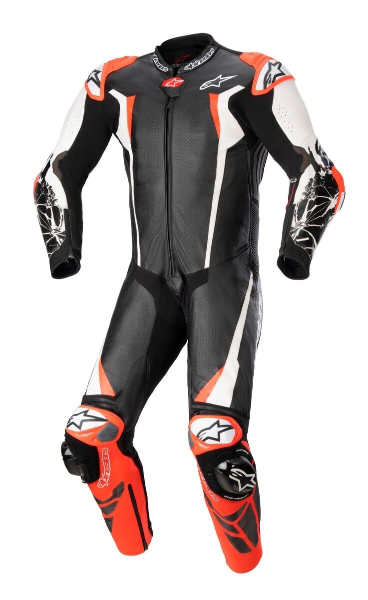 <div class='descrGalleryTitle'>TUTA DA PISTA RACING ABSOLUTE V2</div><div class='descrGalleryText'><p>La Racing Absolute v2 è la <b>tuta Alpinestars top di gamma</b> del livello dei capi indossati dai piloti di MotoGP. Le stesse tecnologie e materiali ultra leggeri e avanzati usati sulle tute dei professionisti in un prodotto disponibile per tutti gli appassionati. La costruzione è in <b>pelle di canguro</b>, che garantisce il medesimo livello di protezione della pelle bovina con uno spessore inferiore, risultando quindi più leggera ed elastica. Sono poi presenti inserti elasticizzati rinforzati anti abrasione e anti taglio in Kevlar® nella zona dell’inguine, interno braccia, ascelle.</p>
<p>Racing Absolute v2 si distingue poi per l’impiego di <b>A-CS Tech<br>
 (Alpinestars Composite Stretch)</b>, un materiale elastico progettato per<br>
ottimizzare la traspirazione, il comfort e la libertà di movimento. È integrato nelle aree del torso laterale, sulle scapole e nella parte superiore del ginocchio, è più leggero del 9% rispetto alla classica pelle a fisarmonica; A-CS Tech ha un allungamento del 30% e offre un<b> aumento della resistenza allo strappo</b> del 248% rispetto alla fibra elastica standard e un aumento della resistenza allo strappo del 570% rispetto alla pelle</p>
<p>La tuta incorpora <b>slider esterni GP DFS</b> su spalle, ginocchia e gomiti; le nuove protezioni GP-R PRO CE Livello 2 su spalle, gomiti, avambracci e ginocchia e protezioni Bioflex CE Livello 1 sulle anche.&nbsp;</p>
</div>
