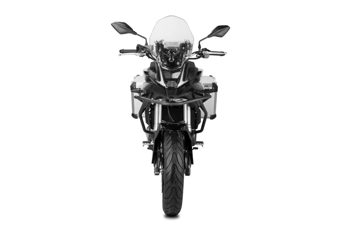 <div class='descrGalleryText'><p>I freni all’anteriore sono doppi e hanno un diametro di 298&nbsp;mm, con un profilo a margherita, mentre al posteriore il disco è da 240 mm. Le pinze a doppio pistoncino sono di produzione Nissin. L’ABS a doppio canale è&nbsp;Bosch.</p>
</div>