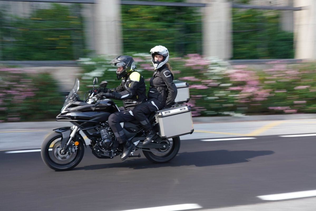 <div class='descrGalleryText'><p>Sulla Valico 500 DS la forcella telescopica Kayaba ha&nbsp;steli da 41 mm e garantisce l’ampia escursione di 156 mm. Il mono ammortizzatore&nbsp;sempre Kayaba è regolabile nel precarico molla e agisce sul telaio mediante un&nbsp;leveraggio progressivo. Sui cerchi in lega leggera a 6 razze sdoppiate sono&nbsp;montate gomme Pirelli Angel GT nelle misure 120/70­-17” e 160/60­-17”.</p>
</div>