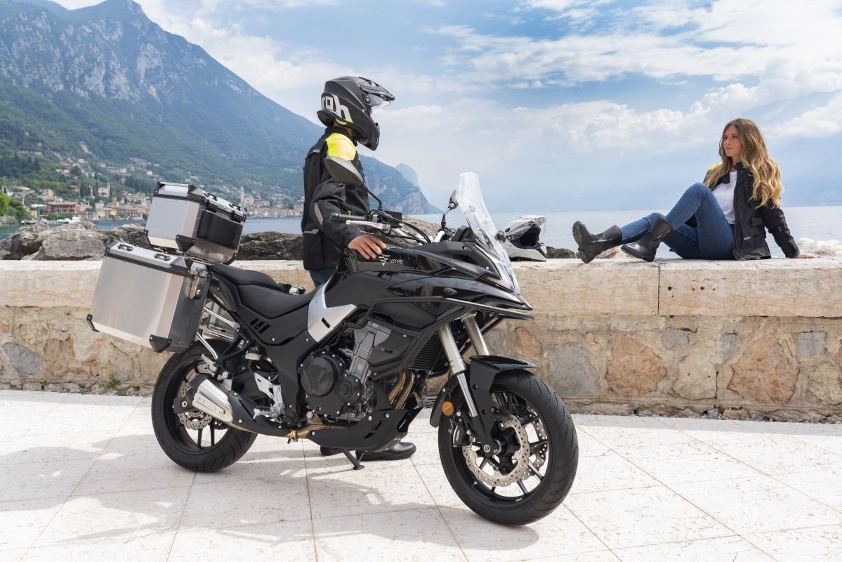 <div class='descrGalleryText'><p>La capacità del serbatoio è di ben 17 litri, per&nbsp;un’autonomia di oltre 500 km. Il peso a secco di appena 193 kg unito alla sella&nbsp;a soli 860 mm da terra rendono facile la gestione di Valico 500 DS a piloti di&nbsp;tutte le altezze e esperienze.</p>
</div>