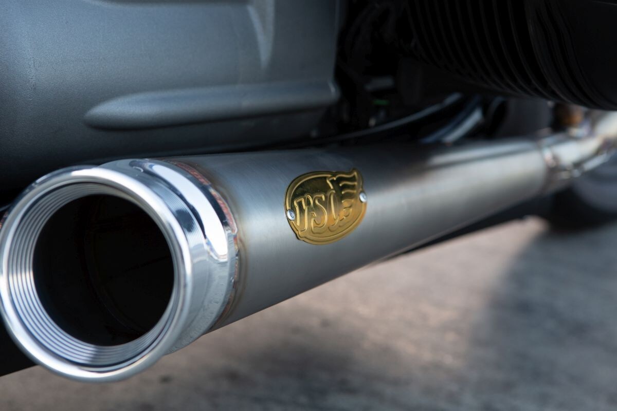 <div class='descrGalleryTitle'>LO SCARICO</div><div class='descrGalleryText'><p>Lo scarico standard è stato sostituito con un sistema a doppio megafono in acciaio inossidabile fabbricato a mano che utilizza le punte di scarico delle parti in alluminio fresato.</p>
</div>