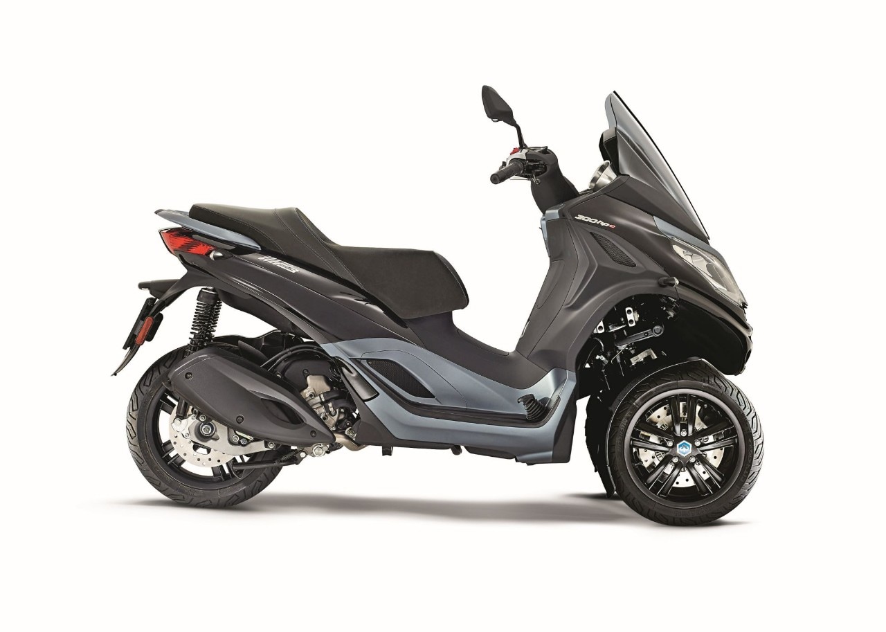 <div class='descrGalleryTitle'>PIAGGIO MP3 300 HPE - Da € 6.920 c.i.m.</div><div class='descrGalleryText'><p><b>IL TRE RUOTE.</b> Il Piaggio MP3 HPE, come il nuovo <a href="https://www.dueruote.it/prove/anteprime/2020/06/22/yamaha-tricity-300.html">Yamaha Tricity</a>, rispetto agli altri 300 ha due ruote anteriori che raddoppiano la superficie di contatto con l’asfalto e in condizioni di scarsa aderenza riducono il rischio di scivolata. Di serie anche il controllo di trazione. Nel sottosella ci stanno due caschi. Niente vani retroscudo, sopra la strumentazione c’è un cassetto con presa USB. Paragonato ai fratelli (350 e 500) pesa meno e si rivela più maneggevole per muoversi nel traffico. <i><a href="https://www.dueruote.it/prove/anteprime/2019/05/29/piaggio-mp3-300-hpe-il-prezzo-e-la-prova.html">Ecco la prova!</a></i></p>
</div>