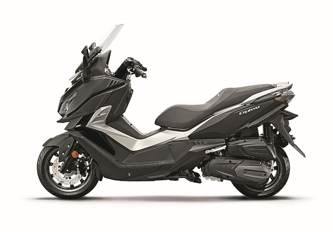 <div class='descrGalleryTitle'>SYM CRUISYM 300i ABS – Prezzo € 5.400 c.i.m.</div><div class='descrGalleryText'><p><b>NELLA GAMMA SYM</b> le proposte nella fascia 300 sono tante, ma <br>
il CruiSym è l’alternativa più versatile. Design sportivo, ha plastiche ben<br>
verniciate e assemblate. Nel sottosella ci stanno due integrali. In sella si è<br>
ben inseriti e si sta comodi e protetti grazie al plex (regolabile<br>
manualmente). Intuitivo e preciso, guidandolo nel traffico si viene conquistati<br>
dalla fluidità della trasmissione a tutti i regimi e dalla sua maneggevolezza. <a href="https://www.dueruote.it/foto/moto-scooter/2018/08/23/sym-cruisym-300i-abs-2018-le-foto-e-i-dettagli.html"><i>Ecco la prova!</i></a><br>
</p>
</div>