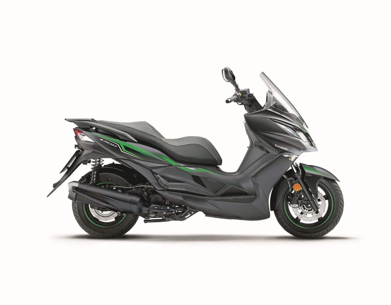 <div class='descrGalleryTitle'>KAWASAKI J300 ABS - Prezzo € 5.640 c.i.m.</div><div class='descrGalleryText'><p><b>NINJA STYLE</b>. Dopo averci pensato negli Anni 90, Kawasaki si è lanciata nel mondo degli automatici solo nel 2014, presentando il <a href="https://www.dueruote.it/prove/anteprime/2014/01/20/kawasaki-j300-il-test.html">J300</a> nato in collaborazione con Kymco. l suoi plus sono la posizione di guida<br>
avvolgente e confortevole e il motore da 28 CV, abbinato a una trasmissione<br>
pronta. Stabile, preciso e ben frenato, è uno scooter curato nelle finiture,<br>
con un sottosella ampio dove riporre un casco integrale e altri oggetti.<br>
Discreta la protezione del cupolino, non regolabile. <i><b><a href="https://www.dueruote.it/prove/prove-redazione/2015/stile-e-praticit.html">Ecco la prova!</a></b></i></p>
</div>