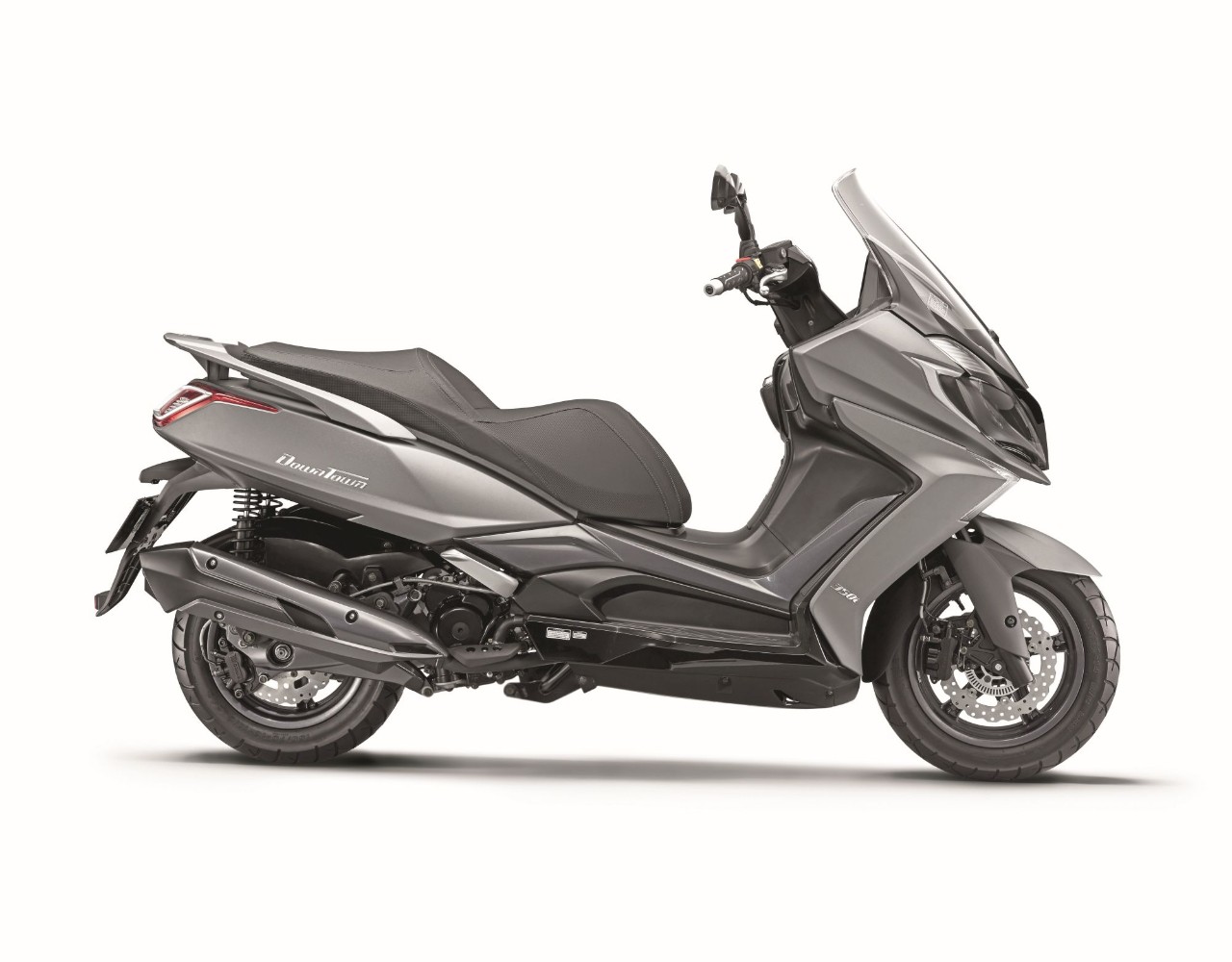 <div class='descrGalleryTitle'>KYMCO DOWNTOWN 350i ABS - Prezzo € 5.860 c.i.m.</div><div class='descrGalleryText'><p><b>CURA TAIWANESE.</b> Con finiture ben realizzate, plastiche dall’aspetto robusto e verniciature curate, nell’ampia gamma Kymco il Downtown ormai ha raggiunto il livello dei top di gamma realizzati dai competitor europei e giapponesi. Ha fatto passi avanti anche nella praticità, con un sottosella spazioso in cui riporre due caschi integrali. Svelto e maneggevole nelle curve, è molto stabile in autostrada. L’ampio frontale ripara bene, basso però il plex. Il suo plus è il motore: ha un bel tiro e un’erogazione molto fluida. <i><a href="https://www.dueruote.it/prove/prove-redazione/2016/sette-su-sette.html">Ecco la prova!</a></i></p>
</div>